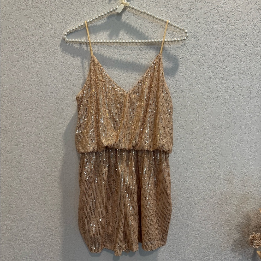 Gold Jumpsuit with Shimmering Sequins and Relaxed Silhouette